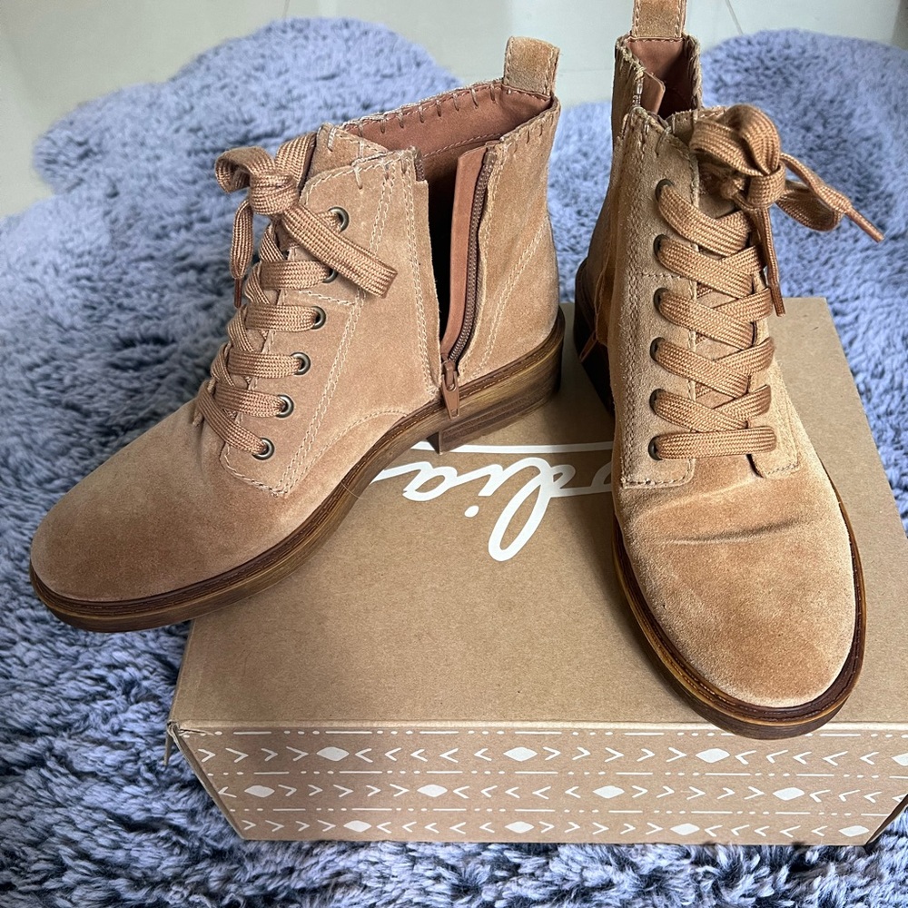 Zodiac paisley boots  size 9M Latte